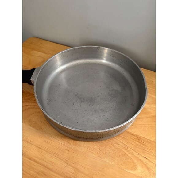 Flavor Seal Kinney Ware 9" Hammered Aluminum Fry Pan Textured Exterior Handle - Picture 2 of 8